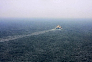 Photo du SDS Rain prise par les douanes françaises lors de son dégazage au large de Marseille © OFF / MARINE NATIONALE / AFP