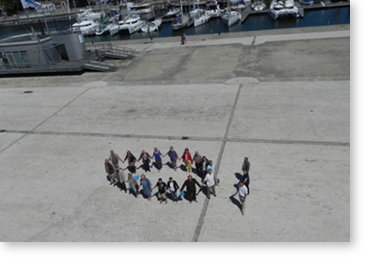 Forme de poissons réalisée par les participants sur le parvis de l’Aquarium à La Rochelle