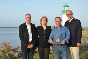 Allain Bougrain Dubourg entouré, de gauche à droite, par Michel BAHUREL, Maire de Paimboeuf, l'artiste Anna Chromy et Wolfgang Stein, président de l'Institut de la Conscience - crédit photo : Michel Pourny