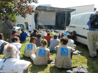 ... et autant de personnes devant un écran géant à l’extérieur