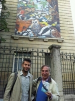 Devant la fresque "Agir pour la biodiversité" à Lyon, Allain Bougrain Dubourg et Florent Toscano présentent le jeu Migrato