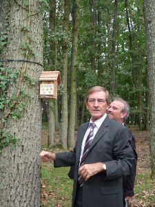 Pose de nichoir - crédit photo : Adrien Chaigne LPO Vienne