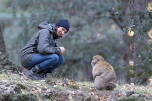 Awatef Abiadh en compagnie d’un singe Magot (Macaca sylvanus), le seul primate d’Afrique du Nord, endémique au forêt relictuelles du Maroc et de l'Algérie – crédit photo : Louis-Marie Préau