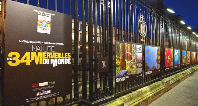 L’exposition « les 34 merveilles du monde installé rue de la Convention à Paris en 2014 - Crédit photo : Fabien Chenel / L'agence Nature