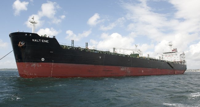 Le Kaltene un chimiquier battant pavillon des Iles Marshall, a été dérouté sur Brest. Le cargo est suspecté de pollution volontaire - Crédit photo : J. Hary / Marine Nationale