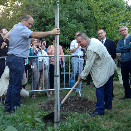 Le 1er arbre du climat est planté - Crédit photo : Antoine Cadi /LPO