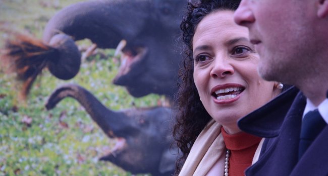 Patricia Zurita en compagnie de Pascal Canfin, ancien Ministre délégué auprès du Ministre des affaires étrangères, chargé du Développement lors de l’inauguration de l’exposition 34 Merveilleux du Monde à Paris janvier 2014 - Crédit photo : A. Duncan