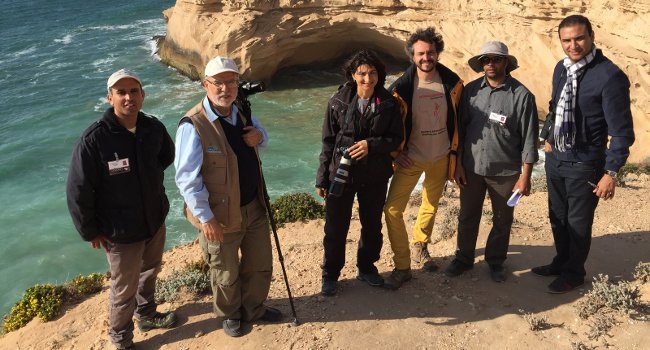 Tamri, juste au nord du Parc national de Souss Massa, où une colonie d’Ibis chauve est présente (de gauche à droite : Omar Belkadi, garde de la colonie d’ibis ; Mohamed Dakki, Président du GREPOM/BirdLife Maroc ; Awatef Abiadh, LPO/BirdLife France LPO RIT ; Pierre Carret, Directeur des subventions du CEPF ; Lhoucin Idboujmaa, garde de la colonie d’ibis ; Mourad Soudi, Directeur Général du GREPOM) - Crédit photo : Olivier Langrand 