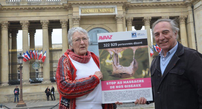 Geneviève Gaillard et Allain Bougrain Dubourg devant l'Assemblée nationale - Crédit photo : Michel Pourny