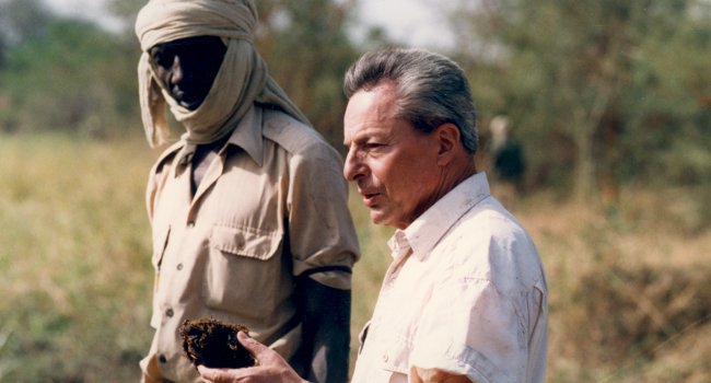 Pierre Pfeffer avec son guide MAHAMAT ABAKAR, Parc National de Zakouma (Tchad), décembre 1993 - CréditPhoto : Marie-Hélène Baconnet / Ecomedia