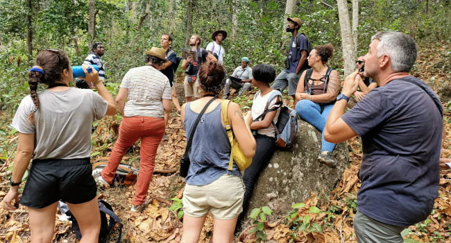 Groupe sur le terrain. Crédit GEPOMAY