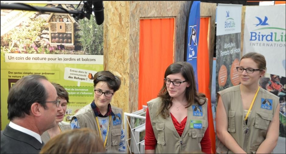 francois hollande sur le stand de la lpo